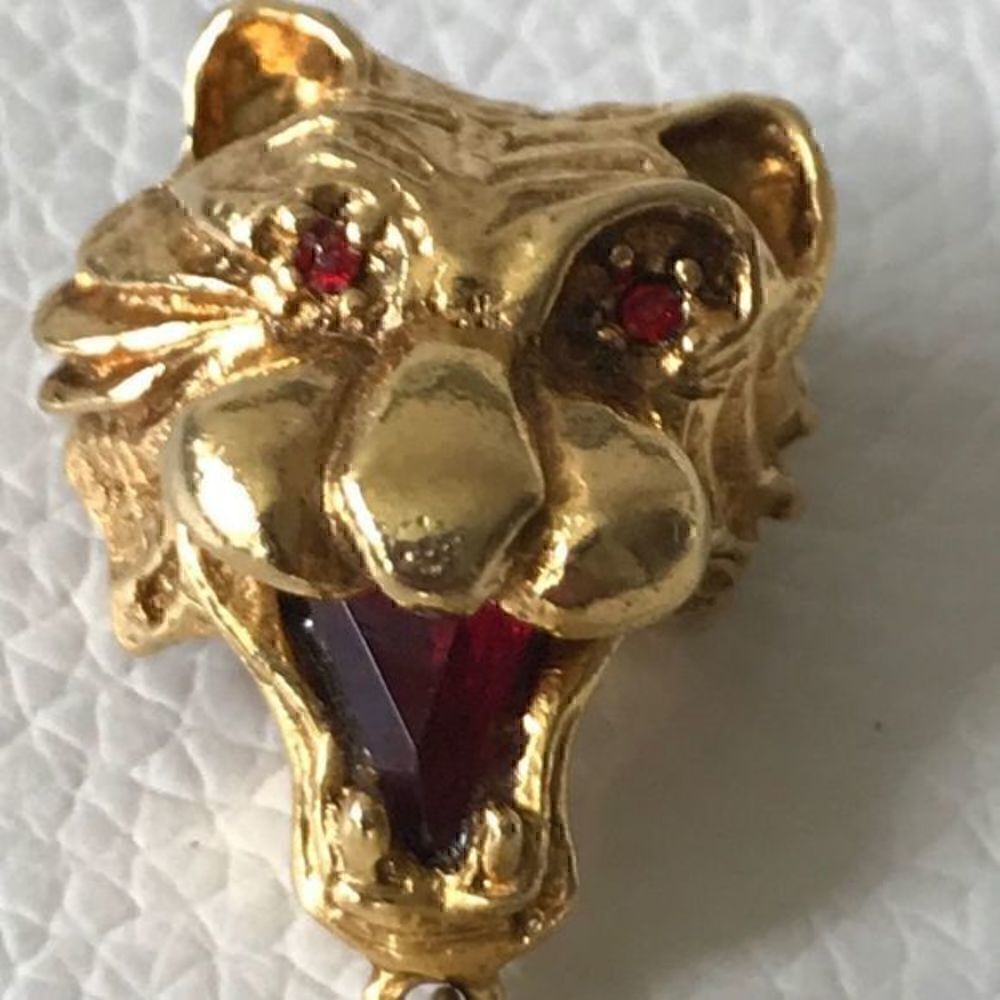 Elegant gold pin with Ruby accents